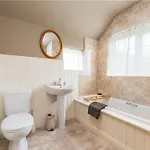 Wellbeing Escape, 4-bed House With Yoga