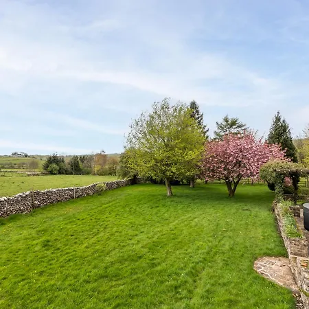 Central Malham, Sleeps 8, Outside Hot Tub, Yoga Studio