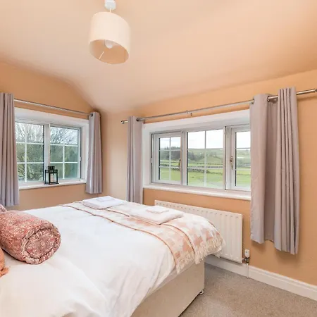 Central Malham, Sleeps 8, Outside Hot Tub, Yoga Studio *