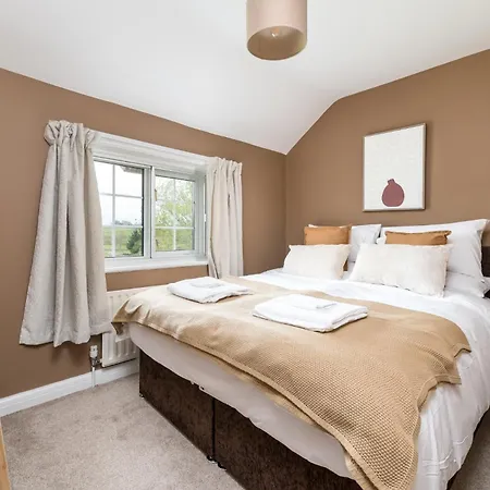 Central Malham, Sleeps 8, Outside Hot Tub, Yoga Studio *