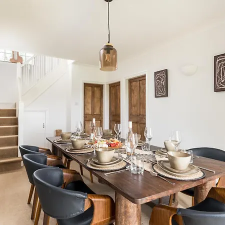 Wellbeing Escape, 4-bed House With Yoga *