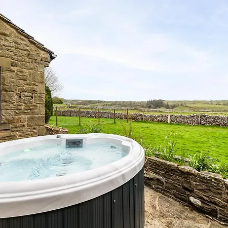 Central Malham, Sleeps 8, Outside Hot Tub, Yoga Studio Malham