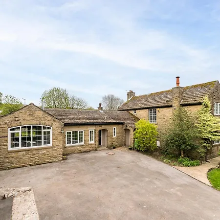 Central Malham, Sleeps 8, Outside Hot Tub, Yoga Studio * Malham