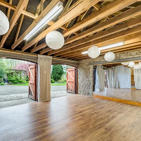 Central Malham, Sleeps 8, Outside Hot Tub, Yoga Studio