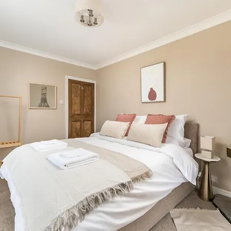 Central Malham, Sleeps 8, Outside Hot Tub, Yoga Studio Holiday home *