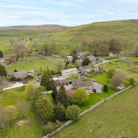 Central Malham, Sleeps 8, Outside Hot Tub, Yoga Studio Holiday home Malham
