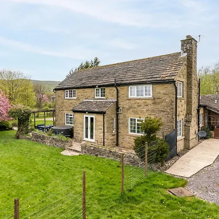 Central Malham, Sleeps 8, Outside Hot Tub, Yoga Studio *