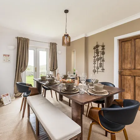 Central Malham, Sleeps 8, Outside Hot Tub, Yoga Studio Malham
