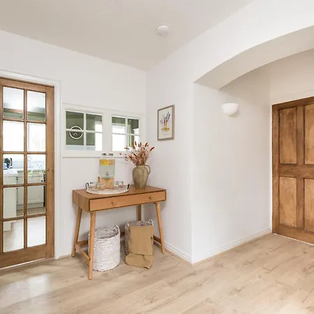 Dom wakacyjny Wellbeing Escape, 4-bed House With Yoga *
