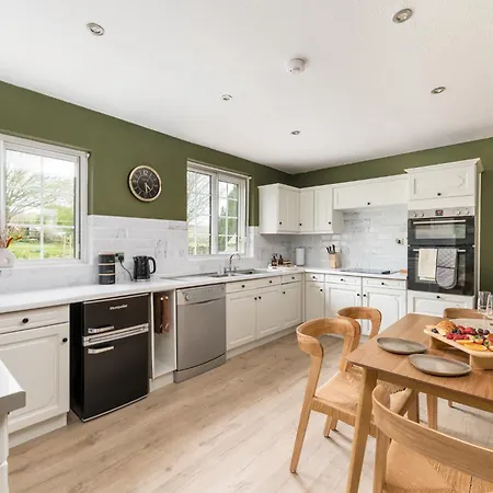 Central Malham, Sleeps 8, Outside Hot Tub, Yoga Studio Holiday home Malham