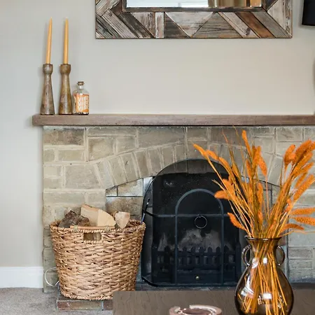 Holiday home Central Malham, Sleeps 8, Outside Hot Tub, Yoga Studio Malham