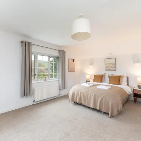 Central Malham, Sleeps 8, Outside Hot Tub, Yoga Studio Malham