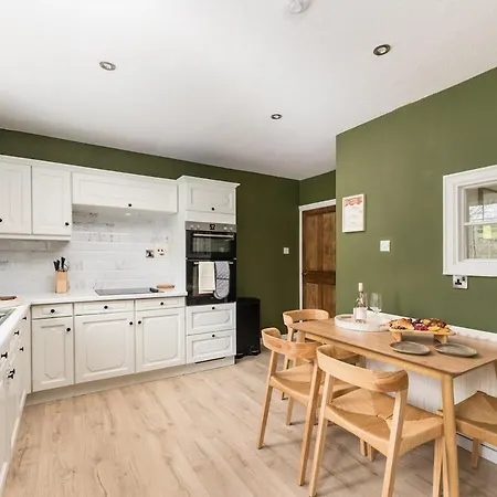 Holiday home Central Malham, Sleeps 8, Outside Hot Tub, Yoga Studio