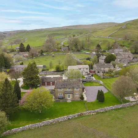 Central Malham, Sleeps 8, Outside Hot Tub, Yoga Studio *