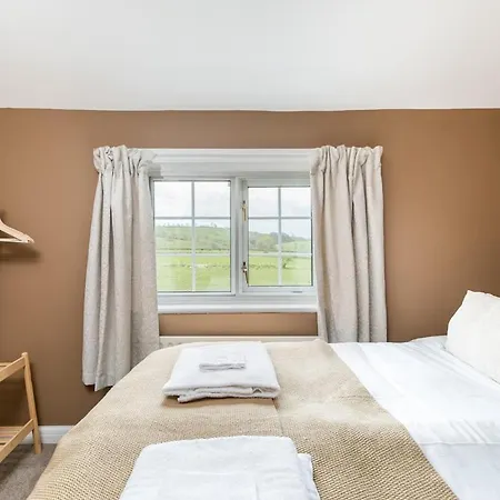 Central Malham, Sleeps 8, Outside Hot Tub, Yoga Studio * Malham