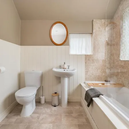 Central Malham, Sleeps 8, Outside Hot Tub, Yoga Studio Holiday home Malham
