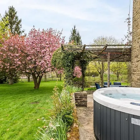 Central Malham, Sleeps 8, Outside Hot Tub, Yoga Studio Malham