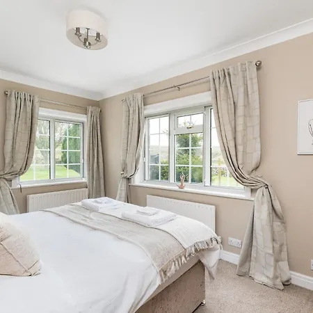 Wellbeing Escape, 4-bed House With Yoga Semesterbostad *