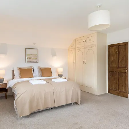 Wellbeing Escape, 4-bed House With Yoga Semesterbostad