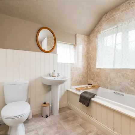 Wellbeing Escape, 4-bed House With Yoga