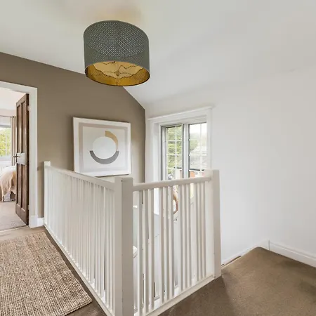 Wellbeing Escape, 4-bed House With Yoga Semesterbostad *